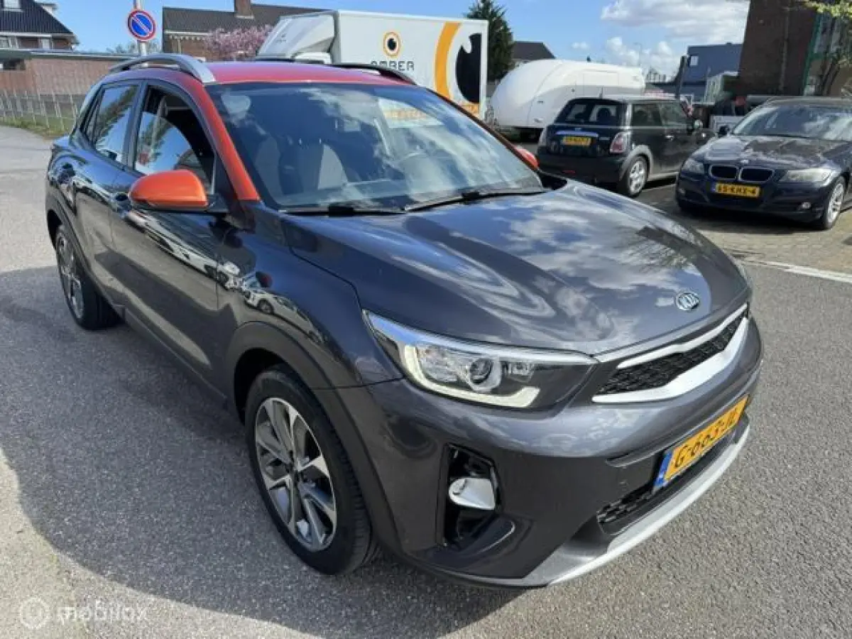 1.0 T-GDI DynamicLine 17 inch velgen , Navigatie & Achteruit rij camera , Bluetooth Priveglas , Electrische ramen en spiegels , Parkeerhulp achter, Two tone Gray - Orange
