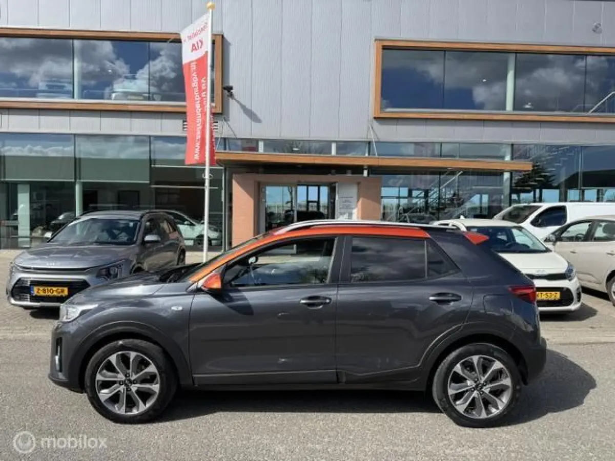 1.0 T-GDI DynamicLine 17 inch velgen , Navigatie & Achteruit rij camera , Bluetooth Priveglas , Electrische ramen en spiegels , Parkeerhulp achter, Two tone Gray - Orange