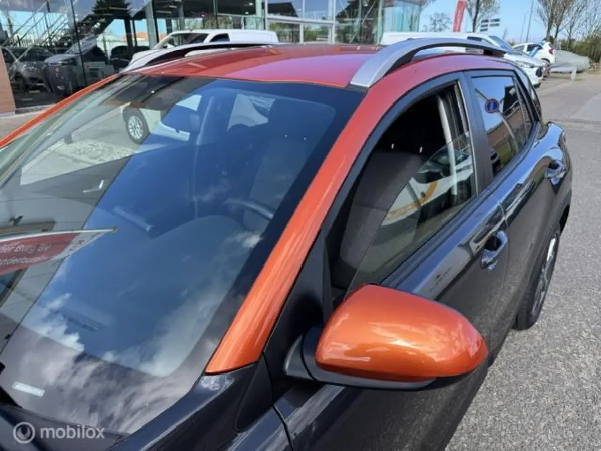 1.0 T-GDI DynamicLine 17 inch velgen , Navigatie & Achteruit rij camera , Bluetooth Priveglas , Electrische ramen en spiegels , Parkeerhulp achter, Two tone Gray - Orange