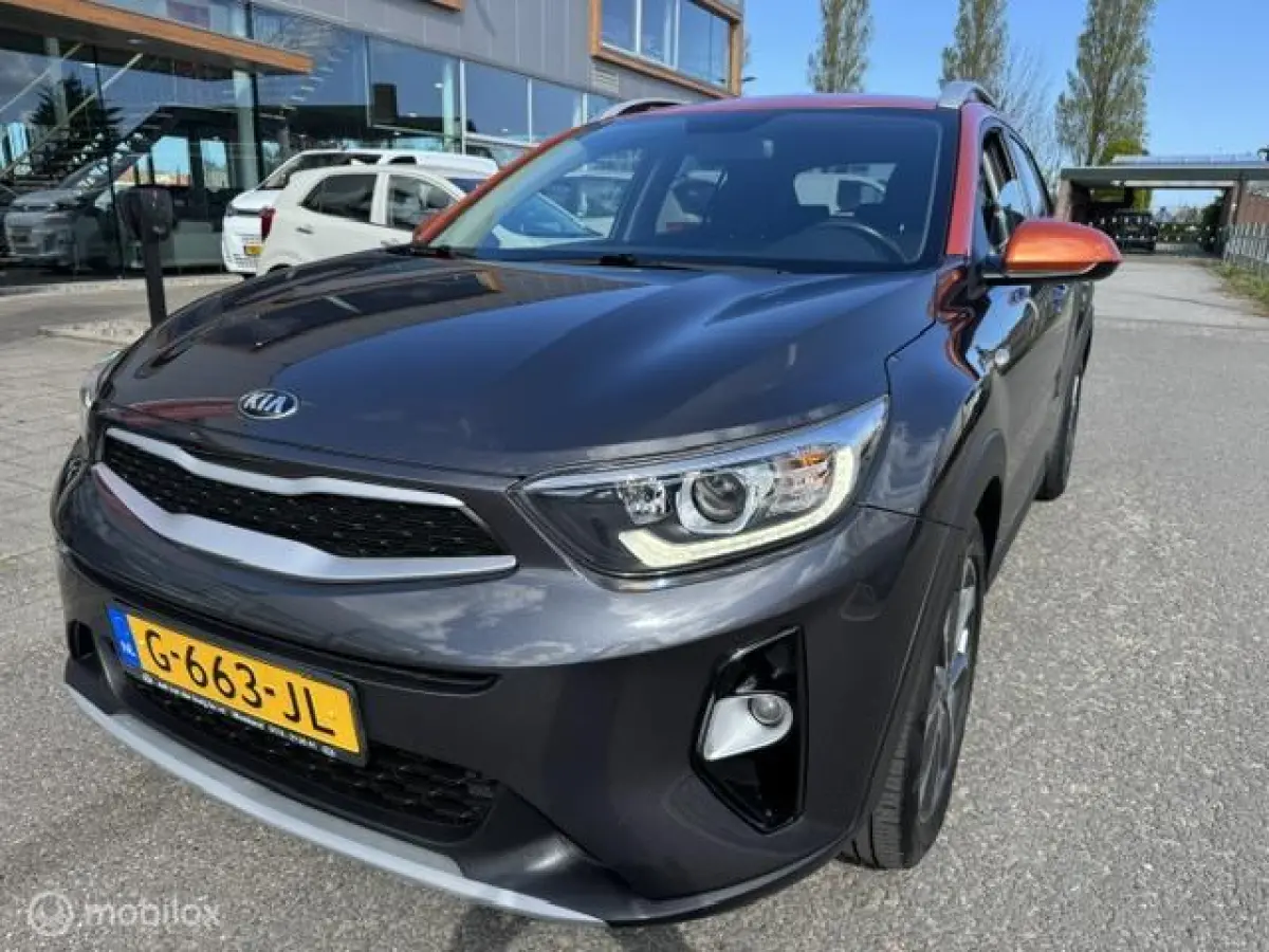 1.0 T-GDI DynamicLine 17 inch velgen , Navigatie & Achteruit rij camera , Bluetooth Priveglas , Electrische ramen en spiegels , Parkeerhulp achter, Two tone Gray - Orange