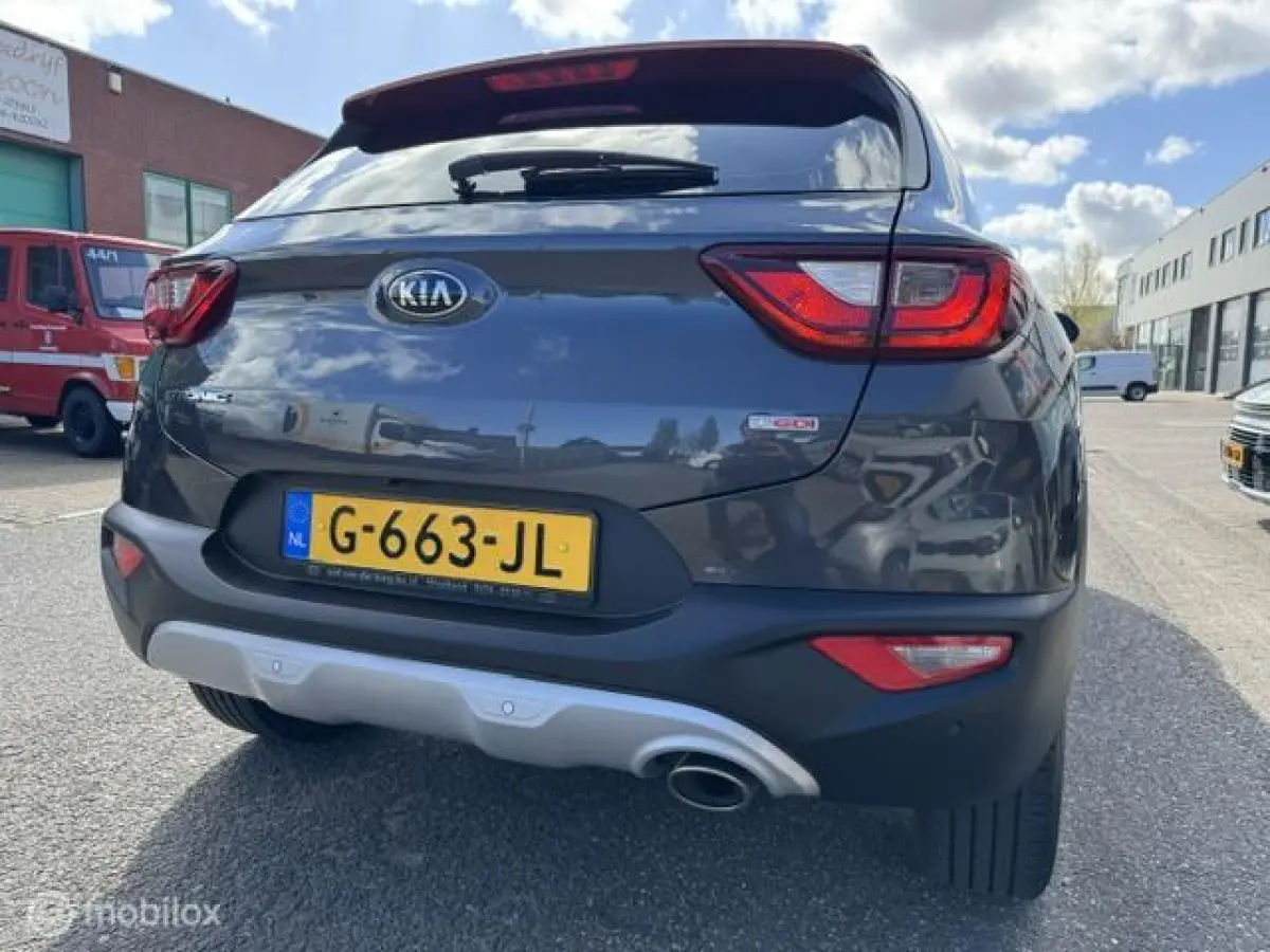 1.0 T-GDI DynamicLine 17 inch velgen , Navigatie & Achteruit rij camera , Bluetooth Priveglas , Electrische ramen en spiegels , Parkeerhulp achter, Two tone Gray - Orange
