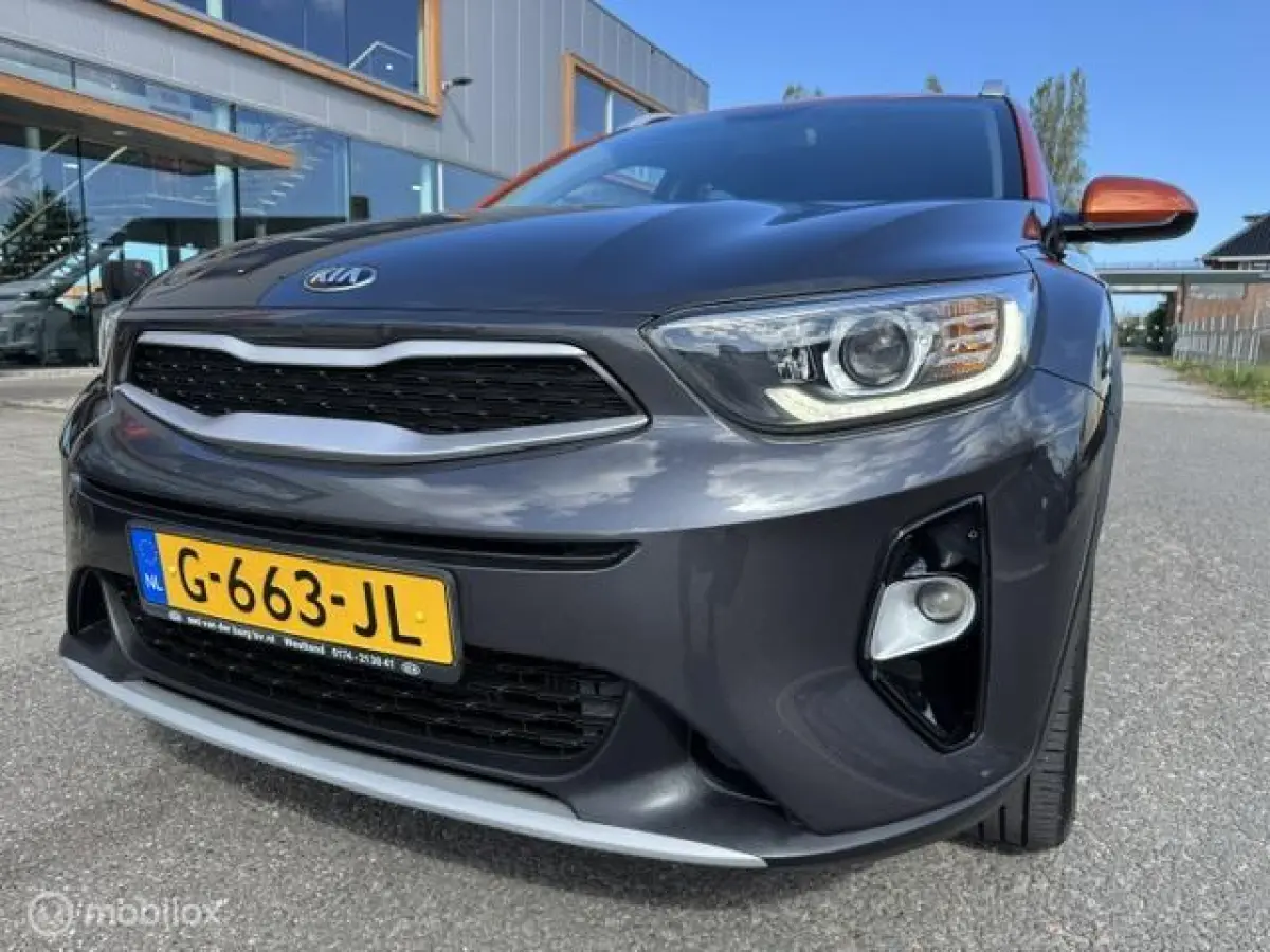 1.0 T-GDI DynamicLine 17 inch velgen , Navigatie & Achteruit rij camera , Bluetooth Priveglas , Electrische ramen en spiegels , Parkeerhulp achter, Two tone Gray - Orange