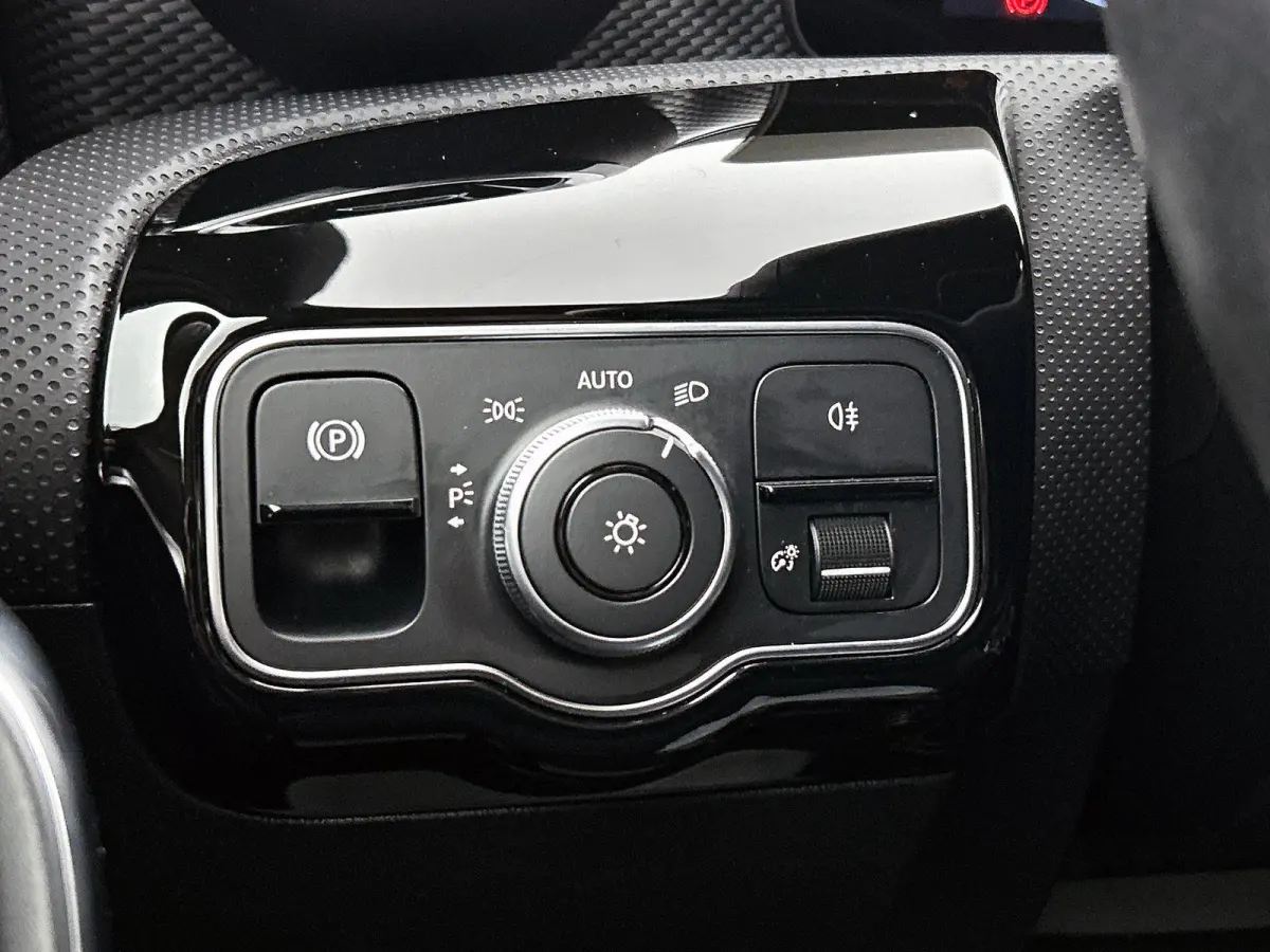 180 1.3 Premium Plus 136pk | Navigatie | Climate Control | Cruise Control | LED | 17"LMV | Stoelverwarming |