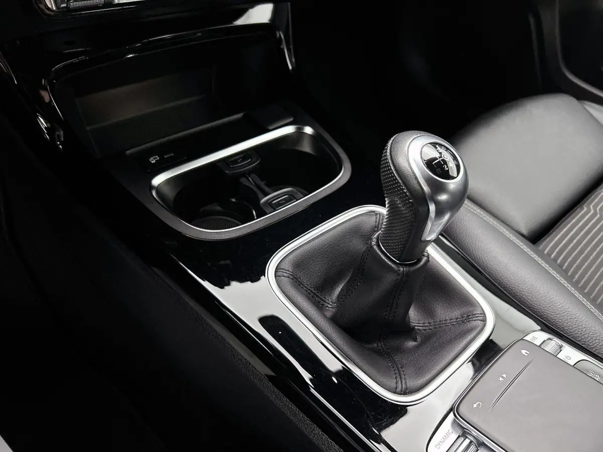180 1.3 Premium Plus 136pk | Navigatie | Climate Control | Cruise Control | LED | 17"LMV | Stoelverwarming |