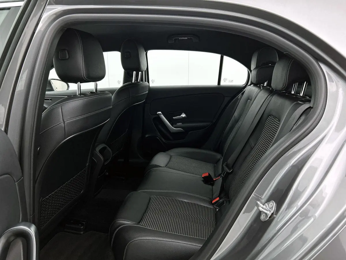 180 1.3 Premium Plus 136pk | Navigatie | Climate Control | Cruise Control | LED | 17"LMV | Stoelverwarming |