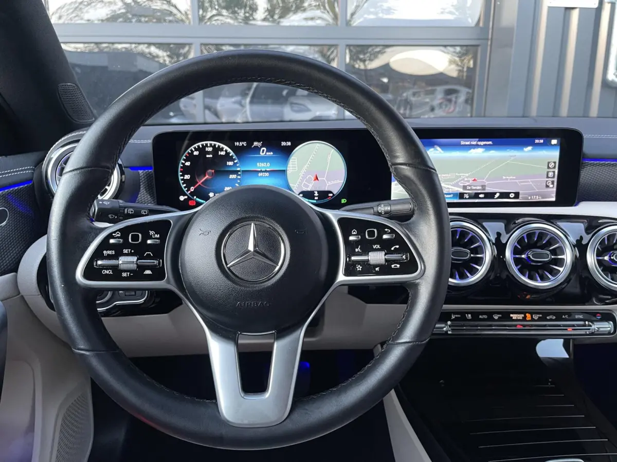 180 AUT. MULTI BEAM|SFEERVERLICHTING|DISTRONIC|CARPLAY|CAMERA|CREME LEDEREN BEKLEDING|ORIGINEEL NEDERLANDS