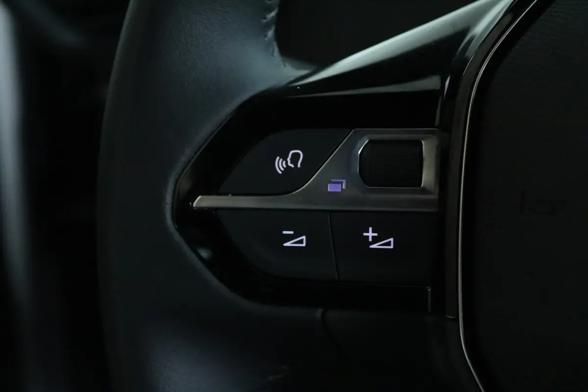 1.2 Turbo 100 Allure | Cruise Control | Navigatie | Keyless | Sensoren | Carplay | Climate | LED | 17 Inch