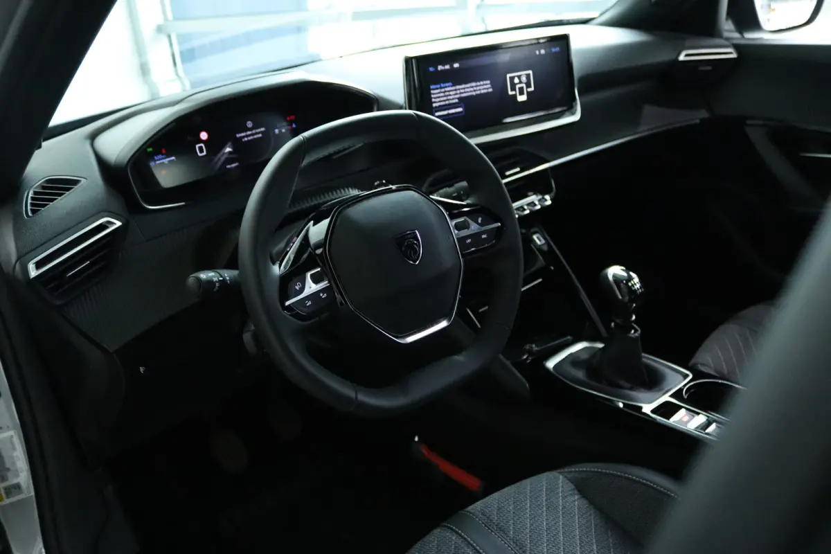 1.2 Turbo 100 Allure | Cruise Control | Navigatie | Keyless | Sensoren | Carplay | Climate | LED | 17 Inch
