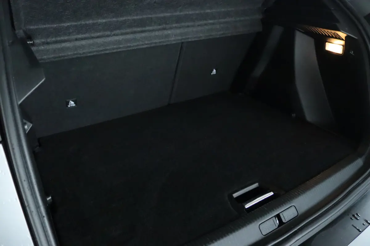 1.2 Turbo 100 Allure | Cruise Control | Navigatie | Keyless | Sensoren | Carplay | Climate | LED | 17 Inch