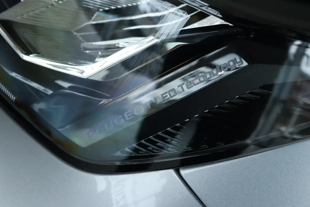 1.2 Turbo 100 Allure | Cruise Control | Navigatie | Keyless | Sensoren | Carplay | Climate | LED | 17 Inch