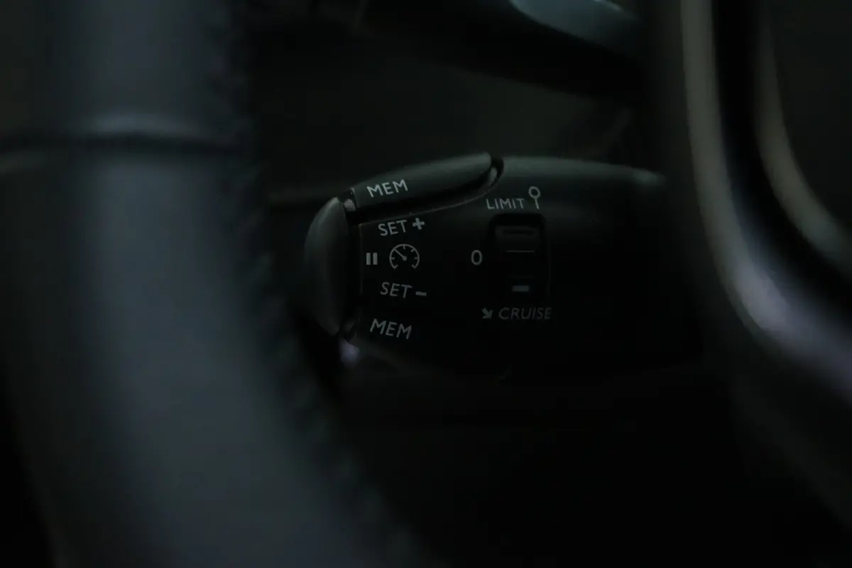 1.2 Turbo 100 Allure | Cruise Control | Navigatie | Keyless | Sensoren | Carplay | Climate | LED | 17 Inch