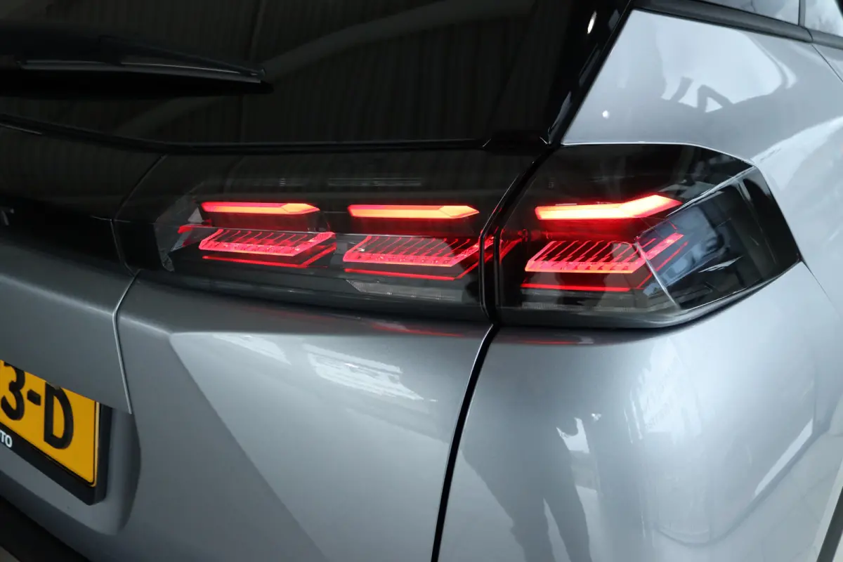 1.2 Turbo 100 Allure | Cruise Control | Navigatie | Keyless | Sensoren | Carplay | Climate | LED | 17 Inch