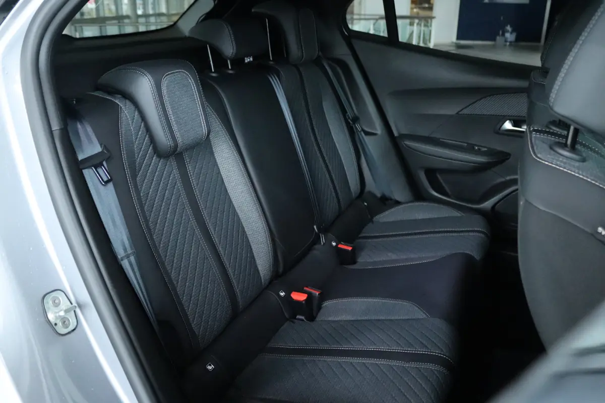 1.2 Turbo 100 Allure | Cruise Control | Navigatie | Keyless | Sensoren | Carplay | Climate | LED | 17 Inch