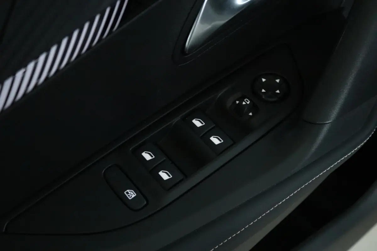 1.2 Turbo 100 Allure | Cruise Control | Navigatie | Keyless | Sensoren | Carplay | Climate | LED | 17 Inch