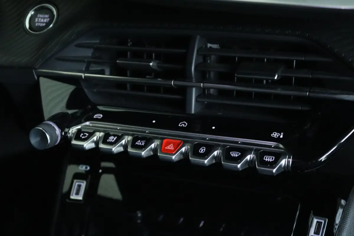 1.2 Turbo 100 Allure | Cruise Control | Navigatie | Keyless | Sensoren | Carplay | Climate | LED | 17 Inch