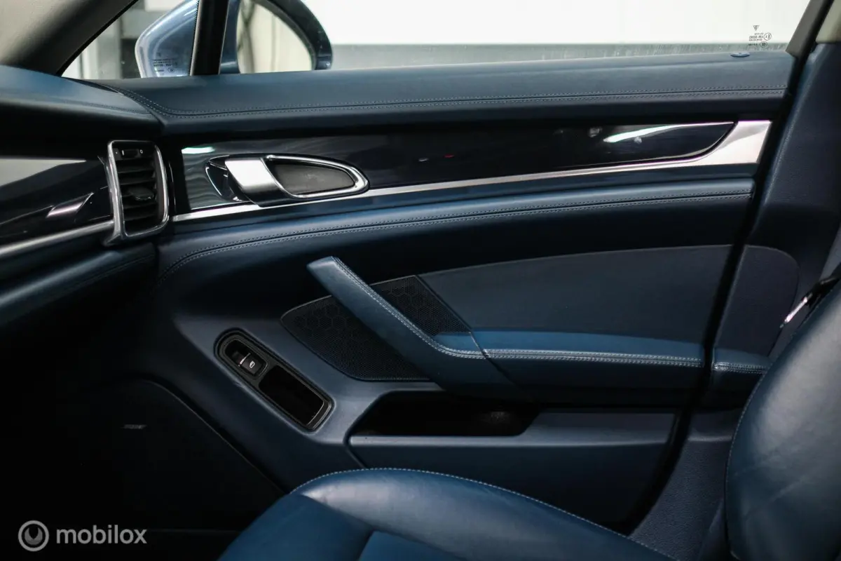 3.0 S Hybrid | Yachting Blue | Executive Rear Seat | youngtimer | winter + zomerset | uniek | Blauw interieur |