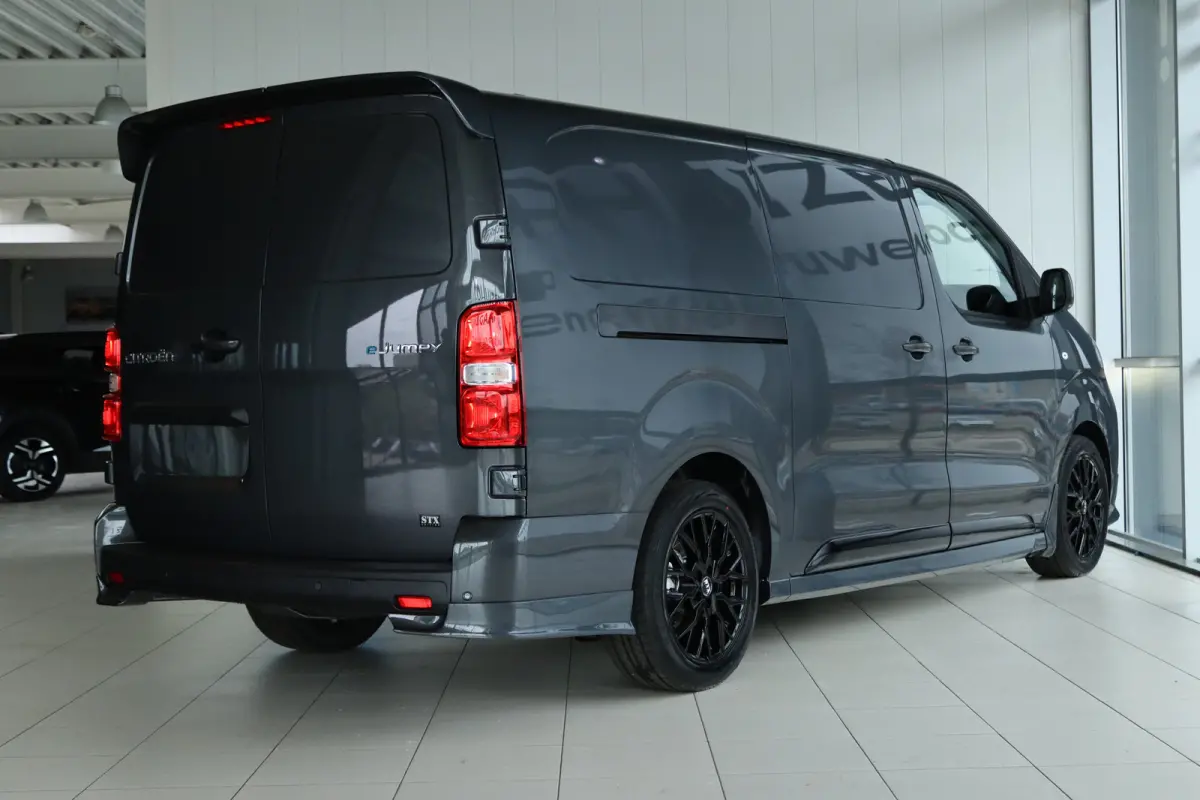 L3 136 75 kWh STX EDITION | LED | Stoel+Stuurverwarming | Betimmering | Leder | Camera | Navi | Carplay | Climate | LMV |