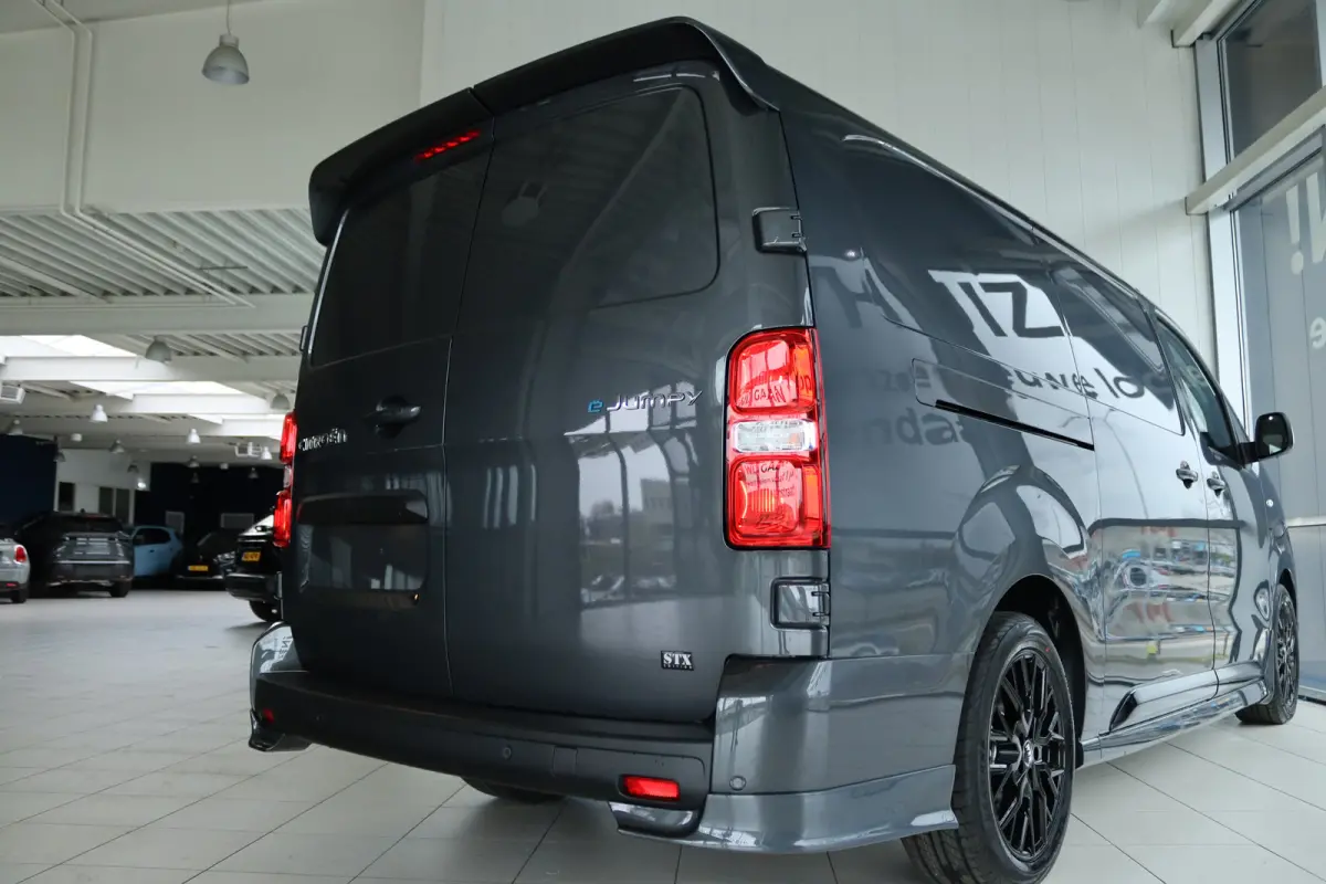 L3 136 75 kWh STX EDITION | LED | Stoel+Stuurverwarming | Betimmering | Leder | Camera | Navi | Carplay | Climate | LMV |