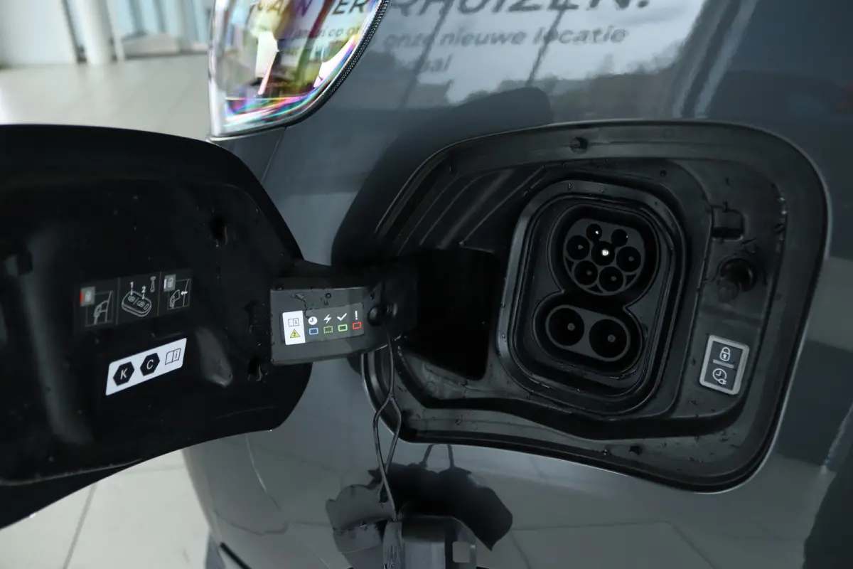 L3 136 75 kWh STX EDITION | LED | Stoel+Stuurverwarming | Betimmering | Leder | Camera | Navi | Carplay | Climate | LMV |