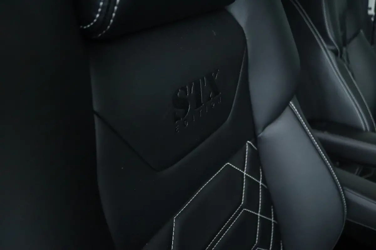 L3 136 75 kWh STX EDITION | LED | Stoel+Stuurverwarming | Betimmering | Leder | Camera | Navi | Carplay | Climate | LMV |
