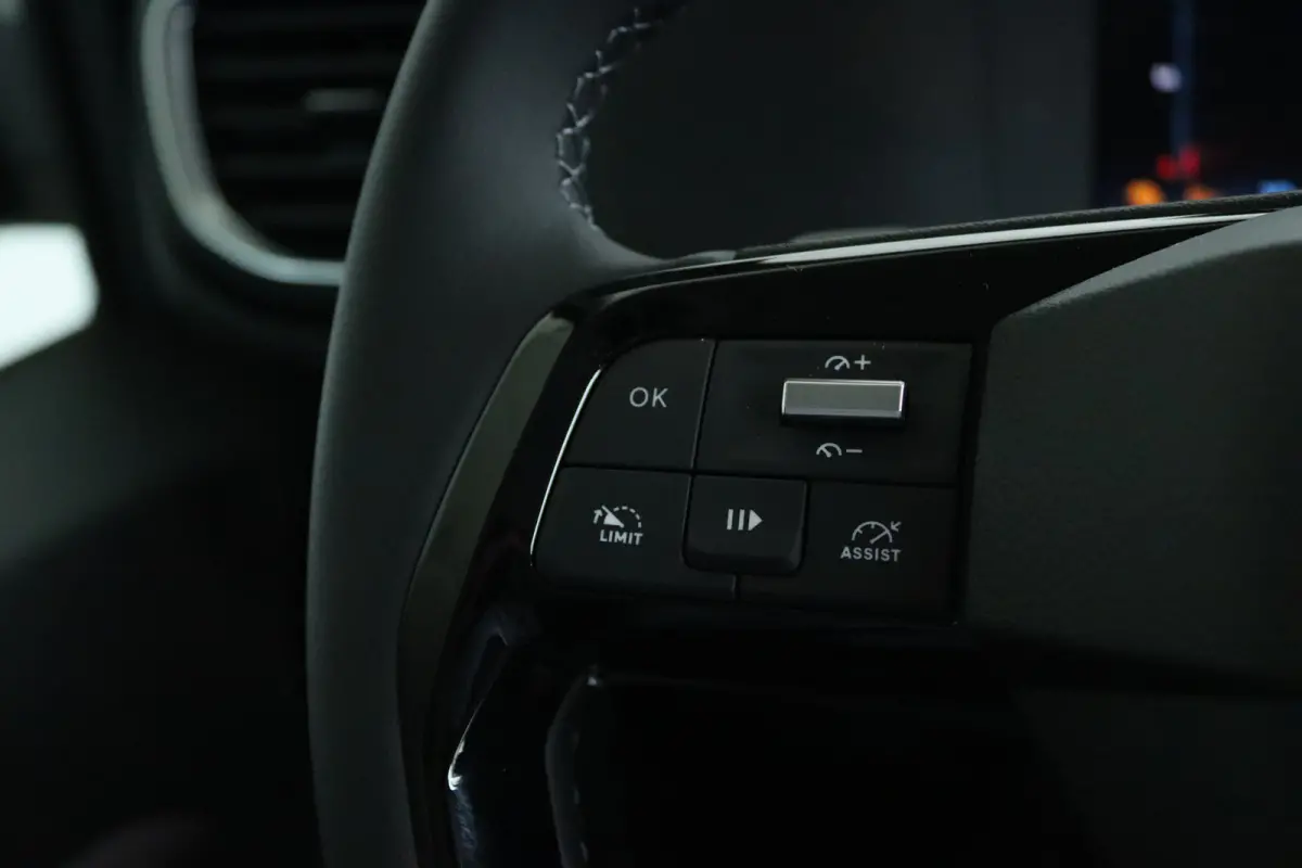 L3 136 75 kWh STX EDITION | LED | Stoel+Stuurverwarming | Betimmering | Leder | Camera | Navi | Carplay | Climate | LMV |