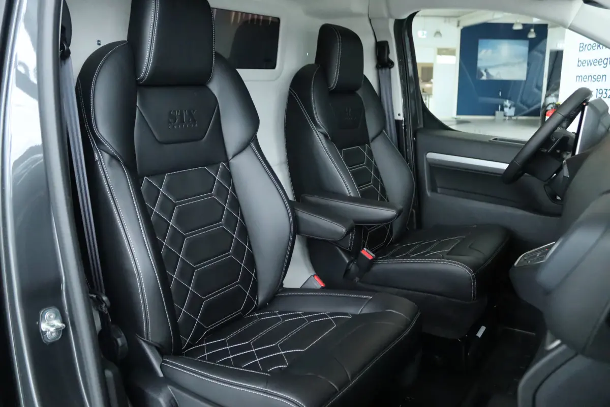 L3 136 75 kWh STX EDITION | LED | Stoel+Stuurverwarming | Betimmering | Leder | Camera | Navi | Carplay | Climate | LMV |