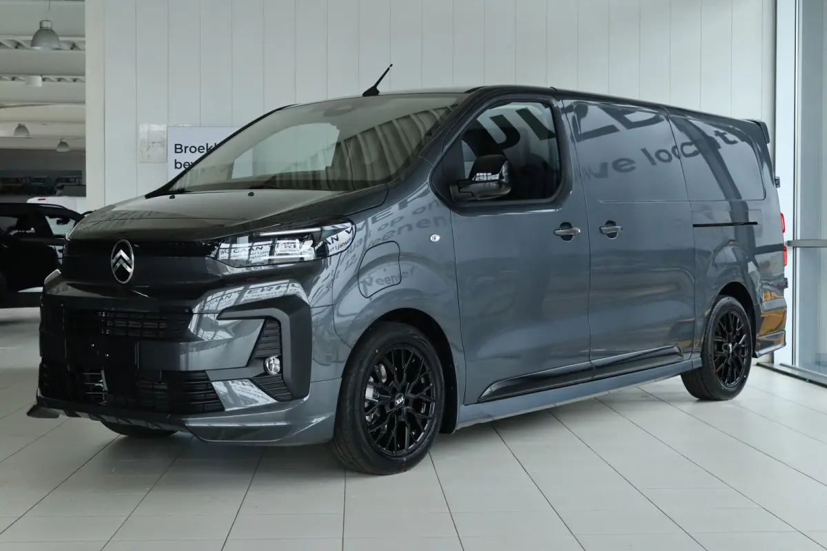 L3 136 75 kWh STX EDITION | LED | Stoel+Stuurverwarming | Betimmering | Leder | Camera | Navi | Carplay | Climate | LMV |