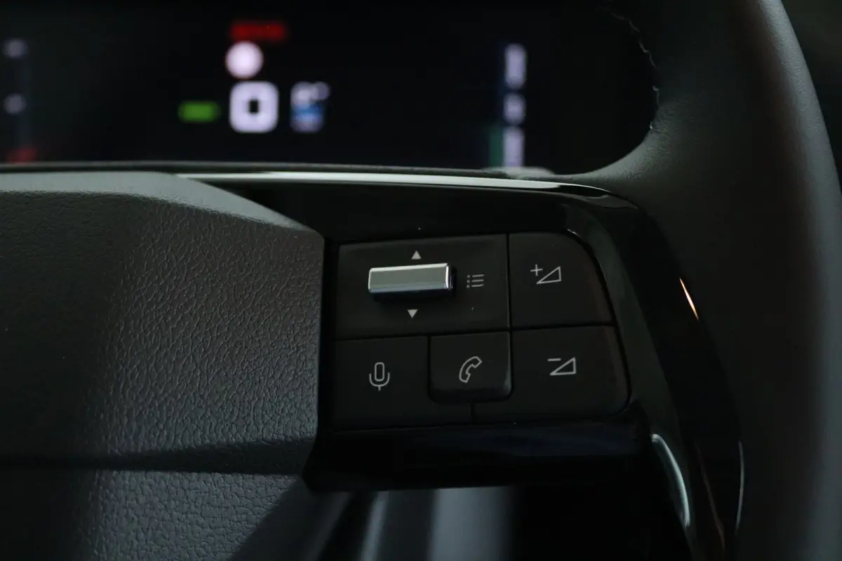 L3 136 75 kWh STX EDITION | LED | Stoel+Stuurverwarming | Betimmering | Leder | Camera | Navi | Carplay | Climate | LMV |