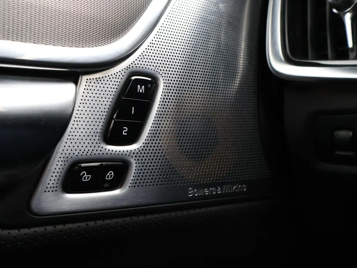 2.0 T8 AWD 390 PK R-DESIGN + BOWERS & WILKINS | HEAD-UP | ELEK. TREKHAAK | INSCRIPTION BURSTING BLUE METALLIC