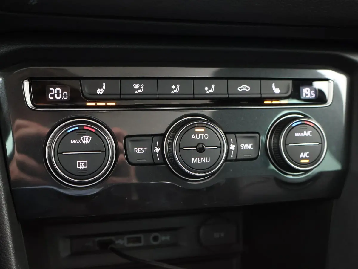 1.5 TSI ACT DSG R-LINE + PANORAMA | LEDER | VIRTUAL COCKPIT | MASSAGE | ADAPTIVE CRUISE