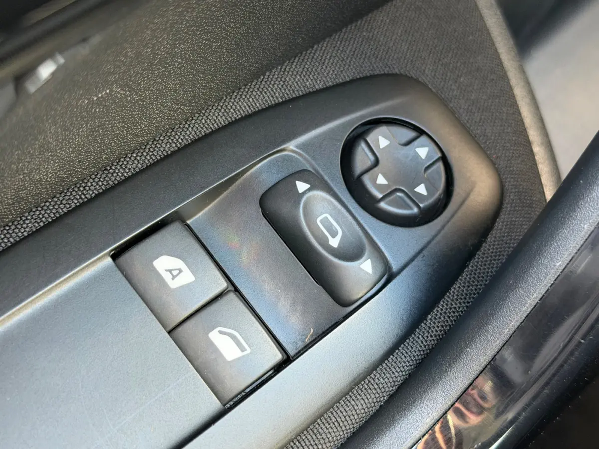 1.2 PureTech Blue Lion |2e Eigenaar|Airco|Cruise|Navi|PDC|ElektrischeRamen|DealerOnderhouden|Apk tot 13-08-2026|