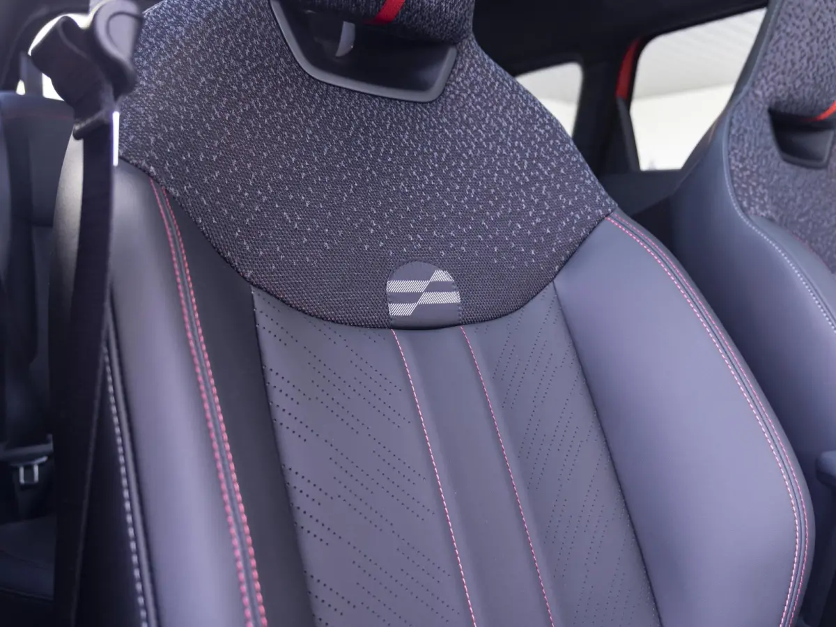 E John Cooper Works XL-pakket SoH 100% + Trekhaak + Elektrisch verstelbare stoelen + Glazen panorama dak + Stuur & Stoelverwarming + Harman Kardon