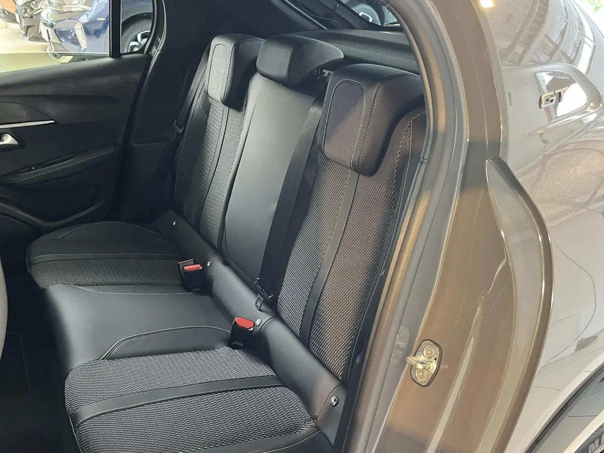 1.2 Hybrid 110 e-DCS6 GT Vision en navigation pack, Drive assist plus pack, Gris Selenium metaallak.