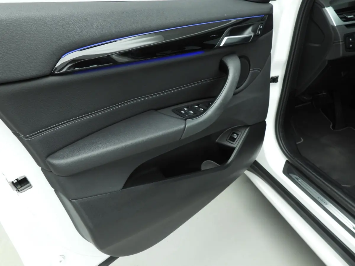 sDrive18i | LED | HUD | Trekhaak | Sportstoelen | Shadow line | DAB | Hifi speakers | Alu 18 inch