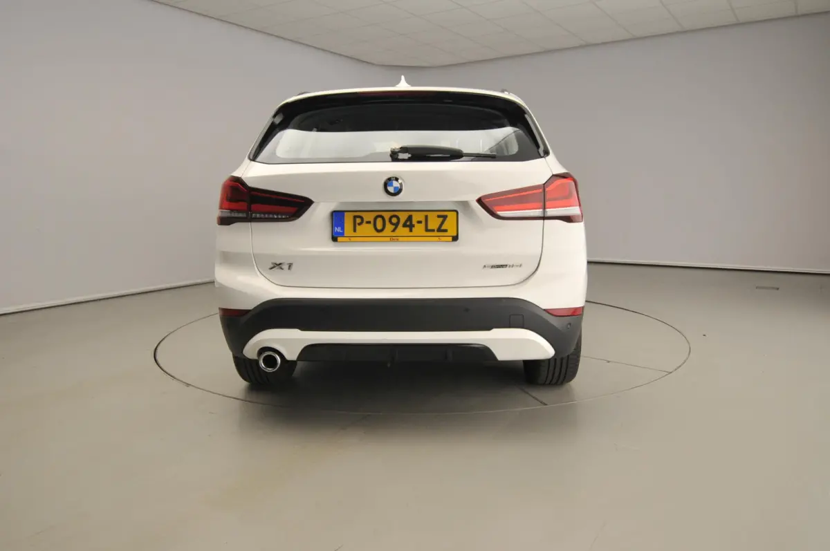 sDrive18i | LED | HUD | Trekhaak | Sportstoelen | Shadow line | DAB | Hifi speakers | Alu 18 inch