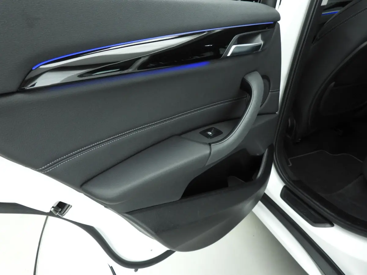 sDrive18i | LED | HUD | Trekhaak | Sportstoelen | Shadow line | DAB | Hifi speakers | Alu 18 inch