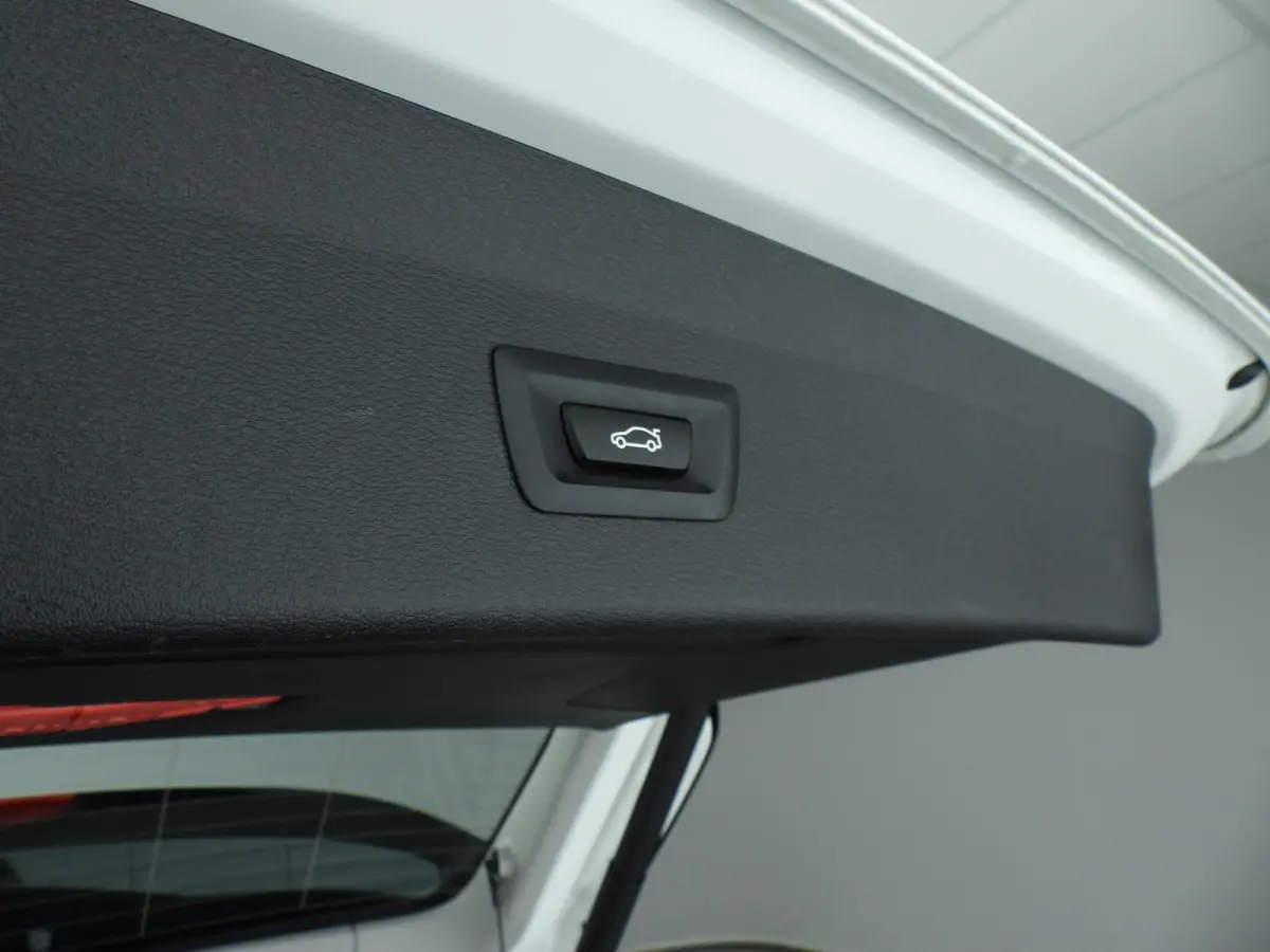 sDrive18i | LED | HUD | Trekhaak | Sportstoelen | Shadow line | DAB | Hifi speakers | Alu 18 inch