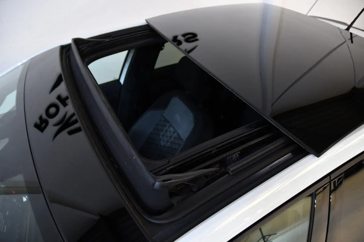 1.0 TSI R-Line, Pano, Camera, Frontassist