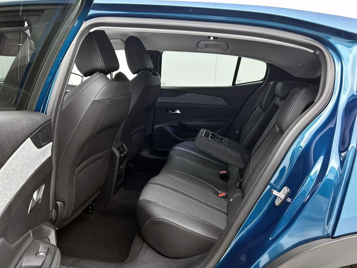 1.6 HYbrid Allure Pack 225pk Automaat | 8 JAAR GARANTIE | 360 Camera | Navigatie | Adaptieve Cruise Control | Stoelverwarming | Full-LED | Keyless Entry/Start | 19"LMV | Apple Carplay/Androi