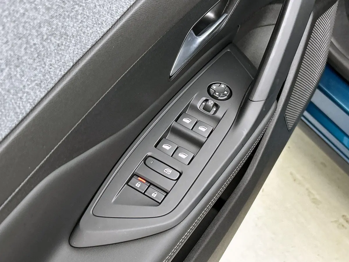 1.6 HYbrid Allure Pack 225pk Automaat | 8 JAAR GARANTIE | 360 Camera | Navigatie | Adaptieve Cruise Control | Stoelverwarming | Full-LED | Keyless Entry/Start | 19"LMV | Apple Carplay/Androi