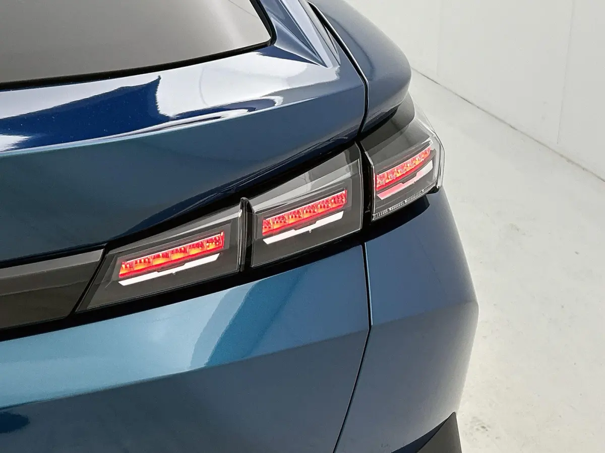 1.6 HYbrid Allure Pack 225pk Automaat | 8 JAAR GARANTIE | 360 Camera | Navigatie | Adaptieve Cruise Control | Stoelverwarming | Full-LED | Keyless Entry/Start | 19"LMV | Apple Carplay/Androi