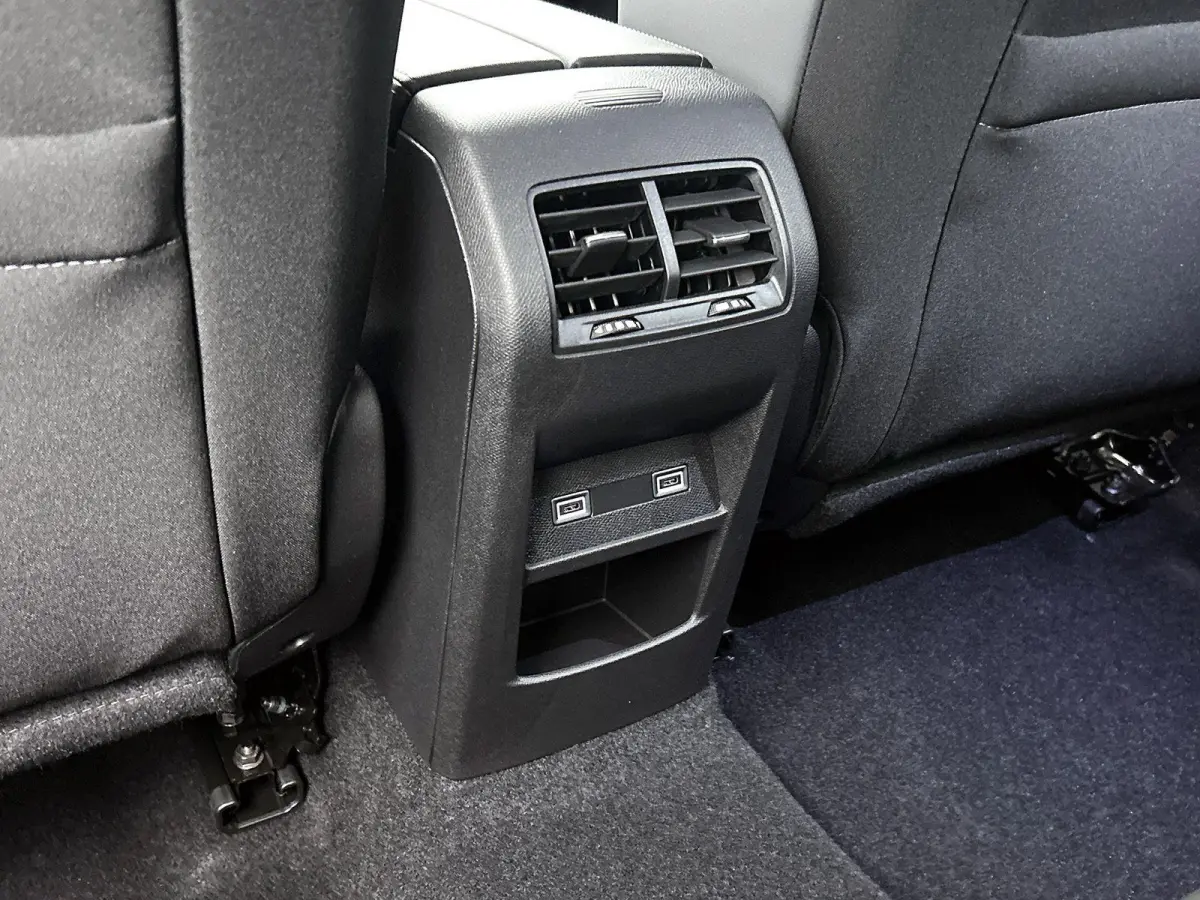 1.6 HYbrid Allure Pack 225pk Automaat | 8 JAAR GARANTIE | 360 Camera | Navigatie | Adaptieve Cruise Control | Stoelverwarming | Full-LED | Keyless Entry/Start | 19"LMV | Apple Carplay/Androi