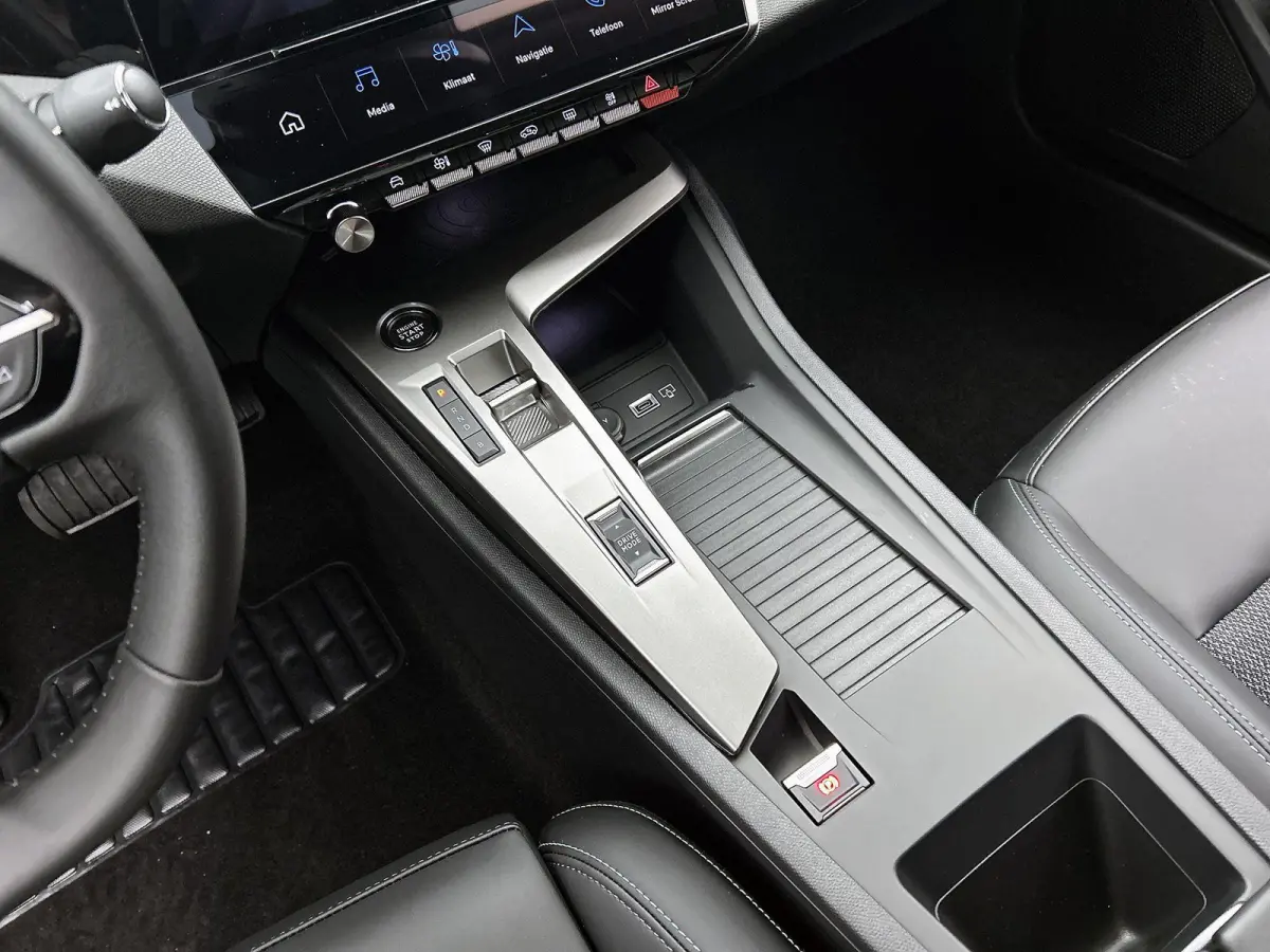 1.6 HYbrid Allure Pack 225pk Automaat | 8 JAAR GARANTIE | 360 Camera | Navigatie | Adaptieve Cruise Control | Stoelverwarming | Full-LED | Keyless Entry/Start | 19"LMV | Apple Carplay/Androi
