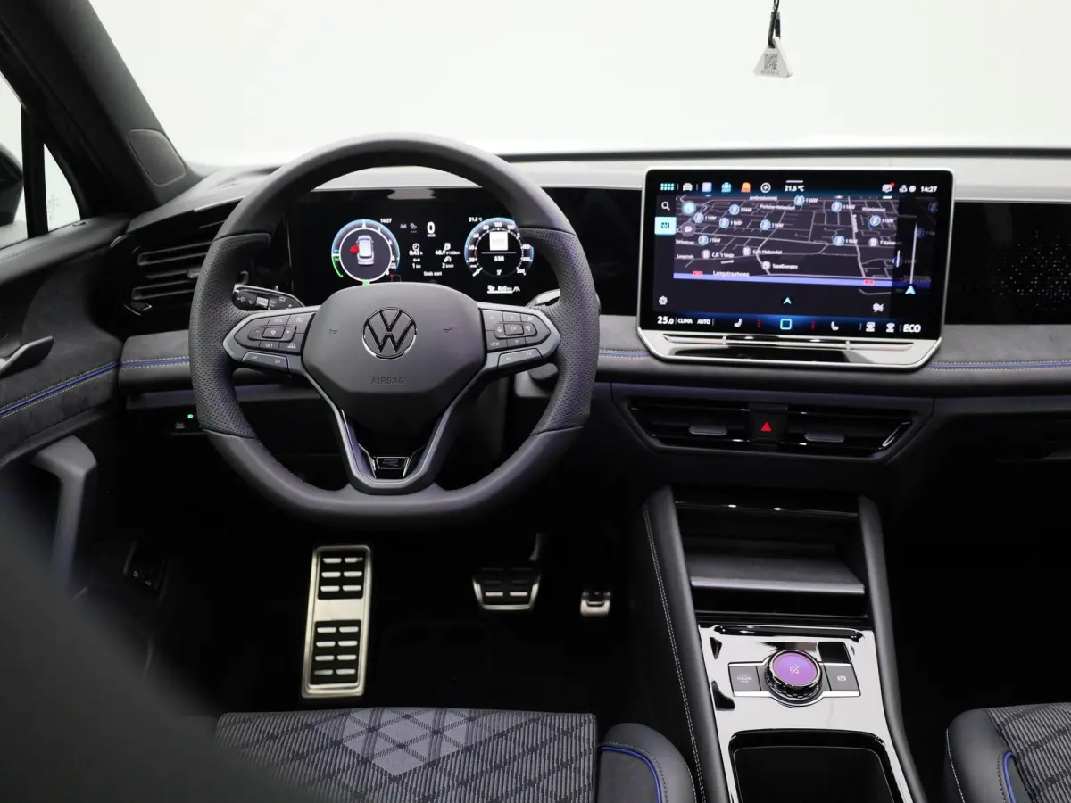 1.5 eHybrid R-Line Edition 204 PK| Origineel Nederlands | 1e Eigenaar | Panoramadak | Trekhaak | Navigatie | Dodehoekdetectie | Black Style