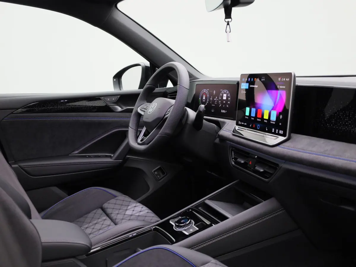 1.5 eHybrid R-Line Edition 204 PK| Origineel Nederlands | 1e Eigenaar | Panoramadak | Trekhaak | Navigatie | Dodehoekdetectie | Black Style