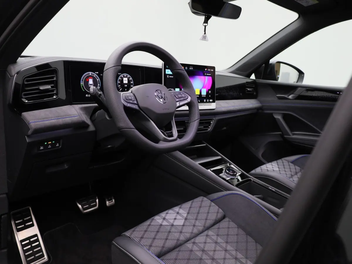 1.5 eHybrid R-Line Edition 204 PK| Origineel Nederlands | 1e Eigenaar | Panoramadak | Trekhaak | Navigatie | Dodehoekdetectie | Black Style