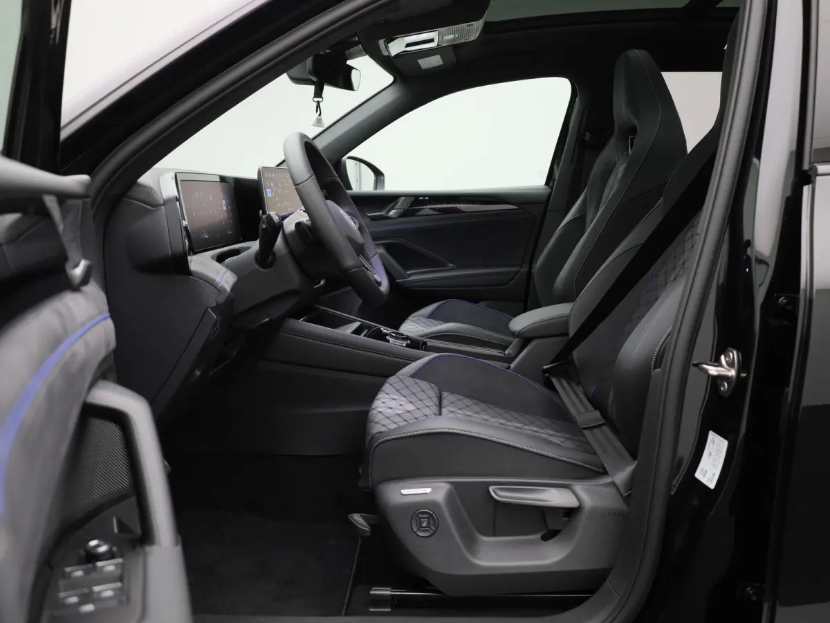 1.5 eHybrid R-Line Edition 204 PK| Origineel Nederlands | 1e Eigenaar | Panoramadak | Trekhaak | Navigatie | Dodehoekdetectie | Black Style