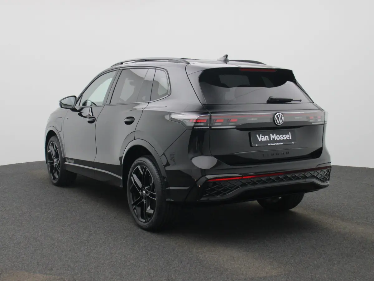 1.5 eHybrid R-Line Edition 204 PK| Origineel Nederlands | 1e Eigenaar | Panoramadak | Trekhaak | Navigatie | Dodehoekdetectie | Black Style