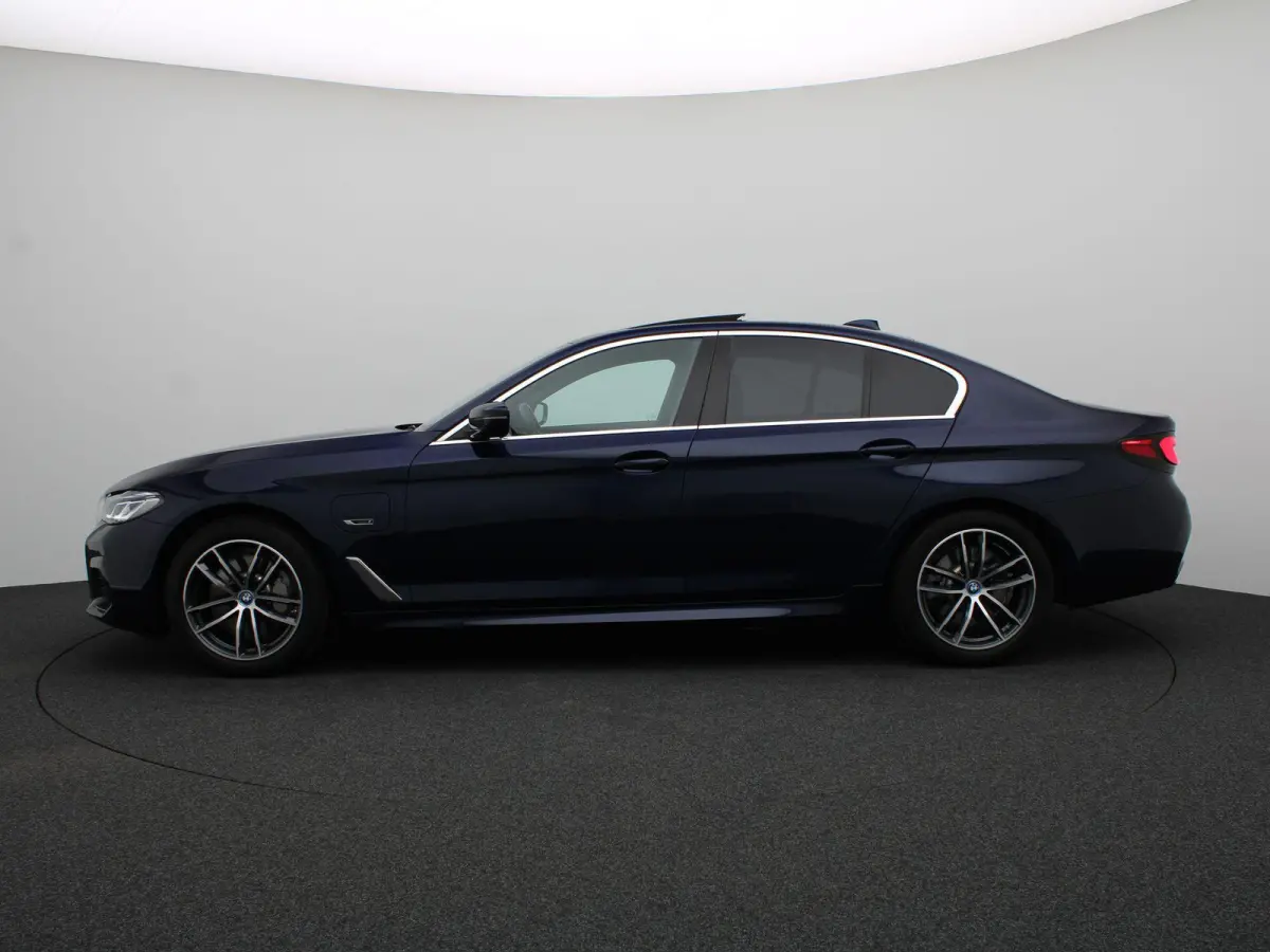 530e High Executive | M Sportpakket | SoH 89% | Parking Pack| Stuurwielrand Verwarmd | Schuifdak | Laserlight | Head-Up Display | Haraman Kardon | 18''