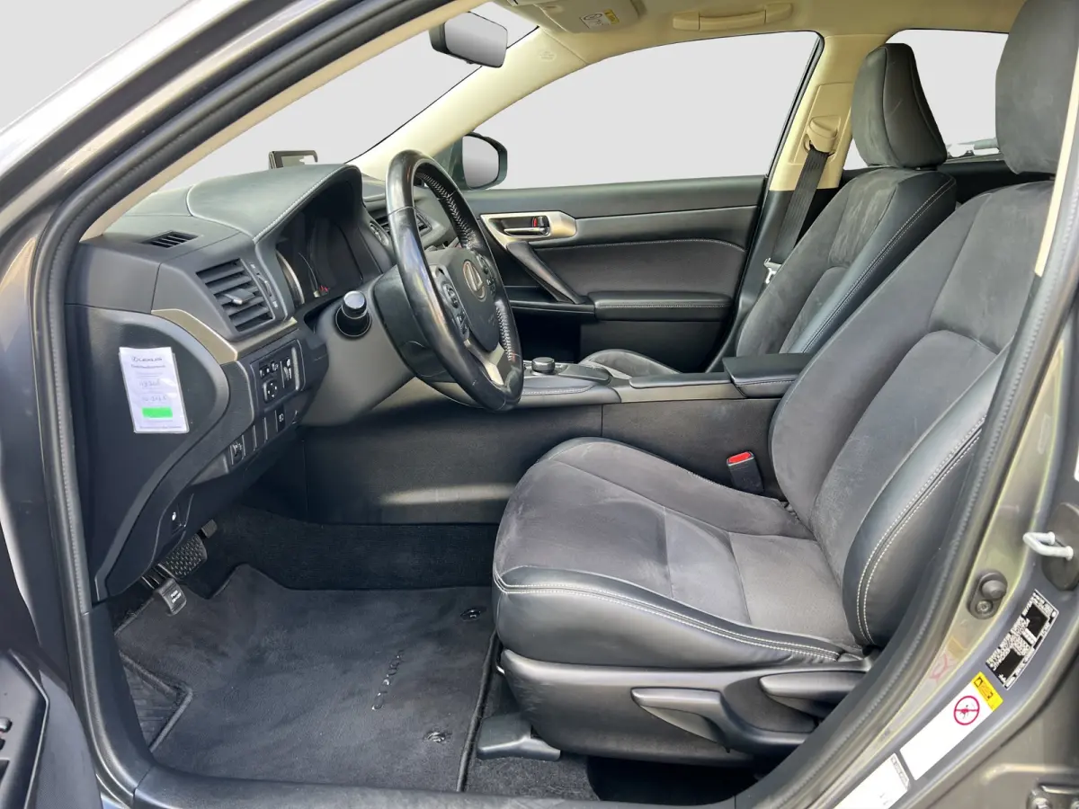 200h 25th Edition | Camera | Climate controle | Cruise controle | Navigatie | 17'' Lichtmetalen velgen | Sportstoelen | Parkeersensoren | Stoelverwarming